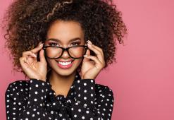 Peinados para usar con lentes. ¿Cómo combinar el peinado con la forma y el color del marco?