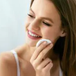 Rutina de limpieza facial en varios pasos. ¿Cómo llevarla a cabo en casa?